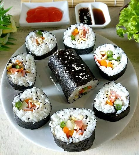 Bahan dan Cara membuat Sushi Sendvic Sosis https://resepmamiku.com/sushi-sendvic-sosis-annasupriyanto Resep Sushi, Food Snapchat, Snapchat