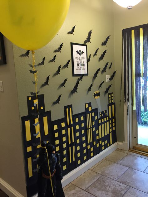 A armar cuidad gótica. Invita a tus Súper Héroes a pegar murciélagos y los detalles de cuidad gótica en un muro de tu sala Batman Themed Bedroom, Batman Theme Party, Batman Party Decorations, Batman Themed Birthday Party, Lego Batman Birthday, Diy Batman, Batman Cupcakes, Batman Baby Shower, Batman Diy