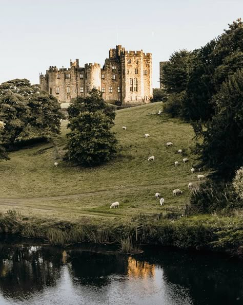 The Beautiful English Countryside :: This Is Glamorous Counties Of England, Lulworth Cove, Alnwick Castle, Leeds Castle, Peak District National Park, Claire Fraser, Beautiful Villages, Jamie Fraser, Book Aesthetics