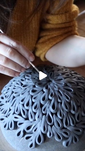 Ceramics Videos, Ceramics Bowls Designs, Coil Pottery, Beginner Pottery, Pottery Form, Sculptures Céramiques, Pottery Videos, Clay Diy Projects, Pottery Handbuilding