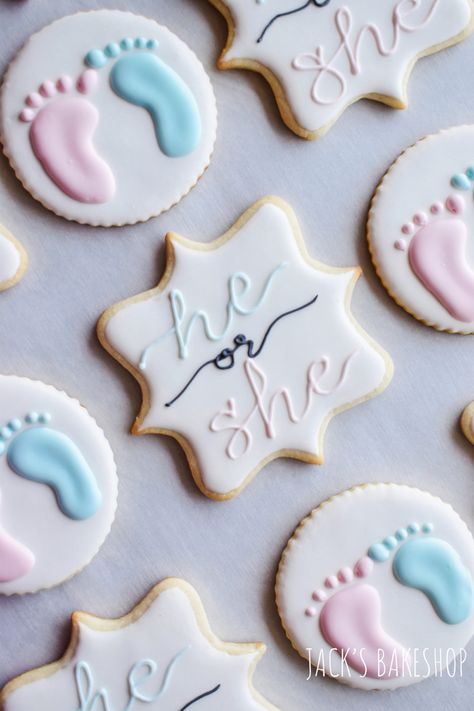 Gender Cookies Reveal, He Or She Cake Ideas, Cookies For Gender Reveal Party, He Or She Gender Reveal Decorations, Gender Reveal Party Cookies, He Or She Gender Reveal Cookies, He Or She Cookies, Gender Cookies, Gender Reveal Cookies Ideas Simple