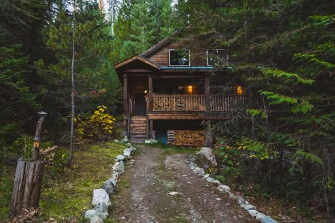 Canadian House, A Cabin In The Woods, Cabin Aesthetic, Cabin Exterior, Forest Cabin, Lodge Cabin, Cozy Cabins, Wooden Cabins, Cabins And Cottages