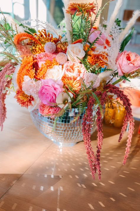 Orange And Pink Wedding, Disco Wedding, Flower Therapy, Orange Wedding, Retro Wedding, Future Wedding Plans, Wildflower Wedding, Deco Floral, Wedding 2024