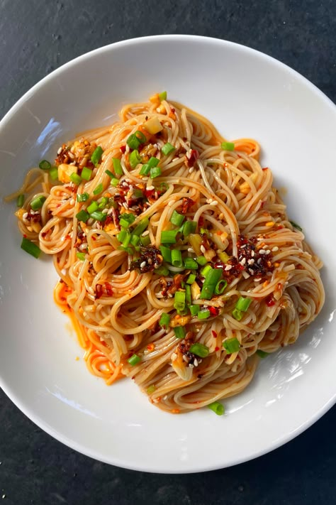 Chilli Oil Noodles Recipe (Chilli Garlic Oil Noodles) Noodles With Chilli Oil, Spicy Schezwan Noodles, Sweet Chilli Noodles Recipe, Sweet Chilli Noodles, Virmachelli Noodles, Chilli Oil Pasta, Din Tai Fung Spicy Noodles Recipe, Vermacheli Noodles Recipes, Creamy Noodle Recipes