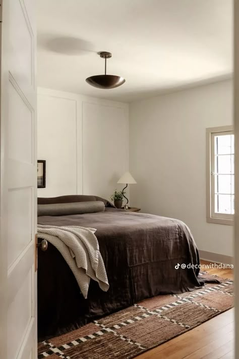 Where To Put Bed In Bedroom Layout, Extra Bedroom Ideas What To Do With, High Ceilings Bedroom, Office With Bed, Mens Small Bedroom Ideas, Bedroom With Rug, 1930 Interior Design, Bedroom Ideas Paint Colors, Simple Guest Bedroom