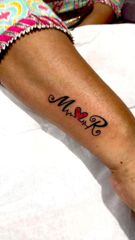 Tattoo Ideas Boyfriend, Tattoos Boyfriend, Letter Tattoo Ideas, Tattoo Ideas Couple, Husband Name Tattoos, Kids Initial Tattoos, Couple Name Tattoos, Boyfriend Name Tattoos, Name Tattoo On Hand