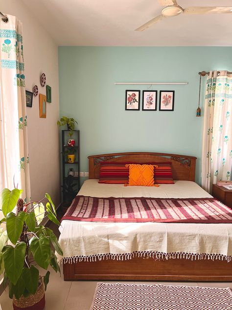 India Room Decor Indian Style, Bedroom Paint Ideas Indian, Parents Room Ideas, Indian Room Decor Ideas Bedroom, Indian Bedroom Colour Ideas, Simple Small Indian Bedroom Ideas, Colourful Bedroom Aesthetic, Indian Bedroom Interior, Small Indian Bedroom Decor