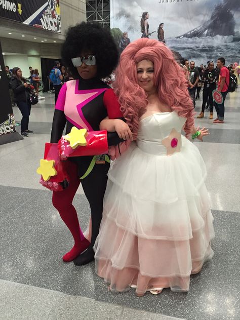 Garnet and Rose Quartz from Steven Universe Rose Quartz Steven Universe Cosplay, Plus Size Cosplay Ideas, Rose Quartz Cosplay, Hobbit Characters, Su Cosplay, Pretty Cosplay, Rose Cosplay, Steven Universe Cosplay, Magical Girl Aesthetic