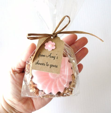 Gift Soap Packaging, Soap Gift Ideas, Handmade Soap Packaging, Soap Packing, Săpunuri Handmade, Handmade Soap Recipes, Gift Wrapping Inspiration, Wedding Shower Favors, Flower Soap