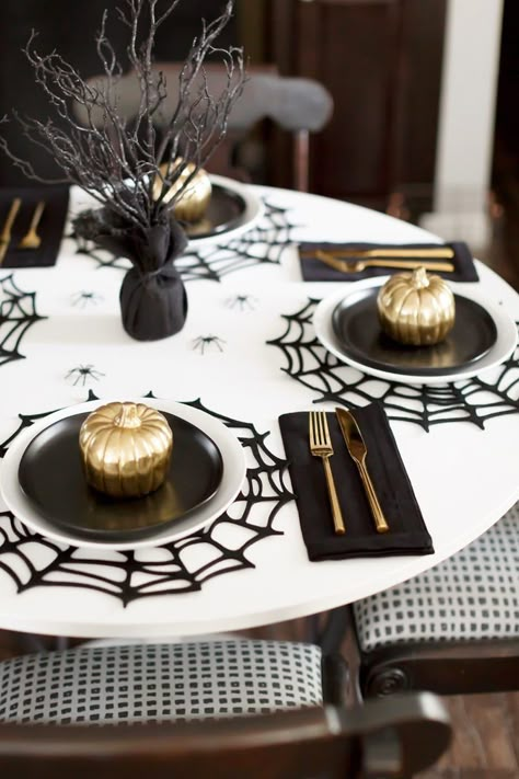 Décoration Table Halloween, Halloween Table Settings, Table Halloween, Halloween Decor Diy, Classy Halloween, Halloween Tablescape, Halloween Fest, Halloween Party Dinner, Modern Halloween