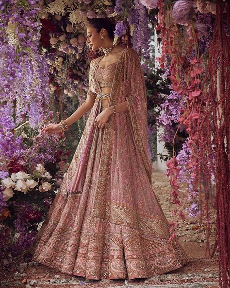 Tarun Tahiliani (@taruntahiliani) • Instagram photos and videos Dupatta Photography, Lehenga For Bride's Sister, Tarun Tahiliani Bridal, Draping Styles, Sangeet Outfit, Desi Wedding Dresses, Wedding Lehenga Designs, Indian Bride Outfits, Bridal Applique