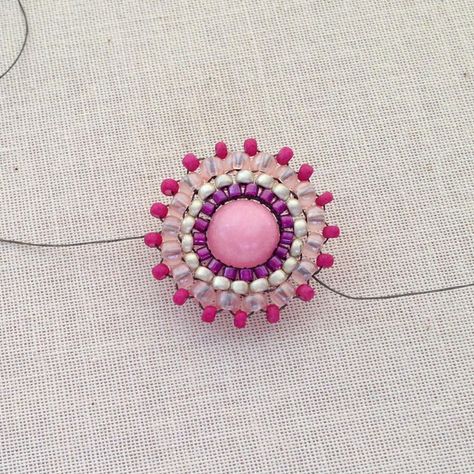 Circular Brick Stitch, Embroidery Mirror, Seed Bead Bracelet Patterns, Beadwork Tutorial, Lisa Yang, Beading Crafts, Bead Weaving Patterns, Seed Bead Tutorial, Granny Chic