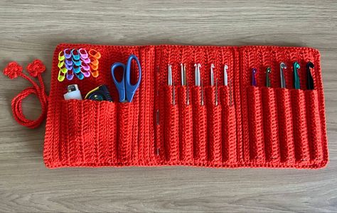 Diy Crochet Hook Case, Crochet Hook Case Pattern, Crochet Needle Case, Crochet Tips And Tricks, Crochet Hook Storage, Diy Crochet Hook, Crochet Hook Organizer, Crochet Hook Holder, Crochet Organizer