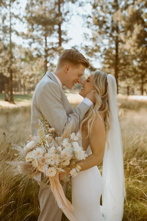 Classic Wedding Photo Poses, Bride And Niece Wedding Photos, Wedding Day Pictures Bride And Groom, Solo Bride Photos, Fun Bride And Groom Pictures, Bridals Photo Ideas, Light And Airy Wedding Photography, Small Bridal Party Photos, Airy Wedding Photography