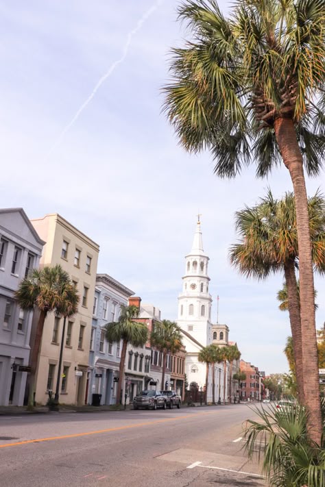 Charleston Sc Downtown, Charleston Sc Aesthetic Wallpaper, Charleston Sc Wallpaper, Downtown Charleston Sc Aesthetic, Charleston Sc Asthetic, Charleston Summer Aesthetic, King Street Charleston Sc, Charleston Wallpaper, College Of Charleston Aesthetic