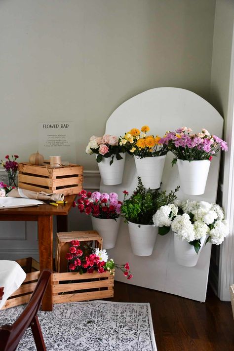 Make a gorgeous flower bar with a foam board backdrop! This DIY was under $50 and a great way to create an activity and favors at a shower. Wooden Flower Holder, Flower Bar Shower Favor, Diy Floral Bar, Bloom Bar Baby Shower Ideas, Diy Bouquet Station, Diy Flower Bucket Stand, Bridal Shower Diy Decor, Party Favors Bridal Shower Ideas, Flower Bar Birthday Party