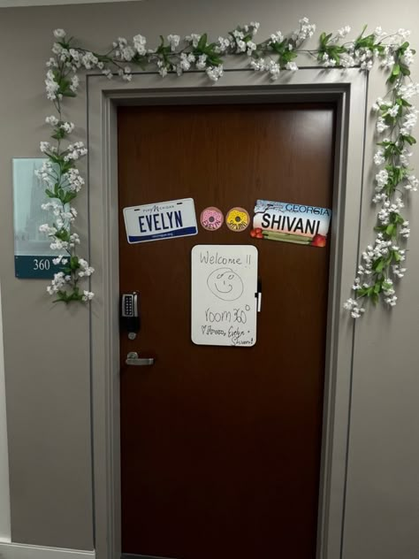 Dorm Room Outside Door Decorations, Dorm Door Signs Ideas, Cute Dorm Door Ideas, License Plate Door Decs, Dorm Door Aesthetic, Dorm Door Ideas College, Door Dorm Decorations, Dorm Door Whiteboard Ideas, Cute Door Signs Bedroom