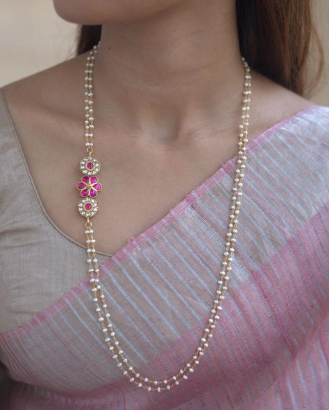 Side Locket Chains From 'Prade Jewels' • South India Jewels Pearl With Gold Chain, Beeds Chain Designs With Locket, Pearl Chains Indian Gold, Simple Pearl Necklace Indian, Pearl Sets Jewellery Indian, Pagadala Haram Designs, Stone Necklace Gold Indian, Beeds Chain Designs, Gold Jewellery Simple