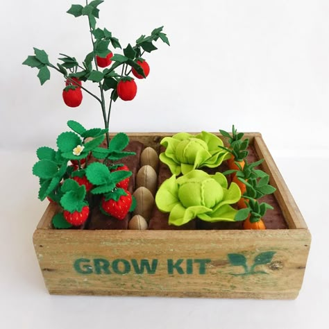 Felt Garden, Felt Food Diy, Play Garden, Felt Play Food, Pretend Food, Growing Strawberries, Fruit Stands, Strawberry Plants, Indoor Fun