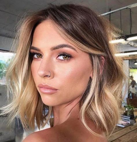 Rambut Brunette, Gold Hair Colors, Makeup Tip, Money Piece, Short Hair Balayage, Brown Blonde Hair, Haircuts For Fine Hair, Bob Haircut, Light Brown Hair