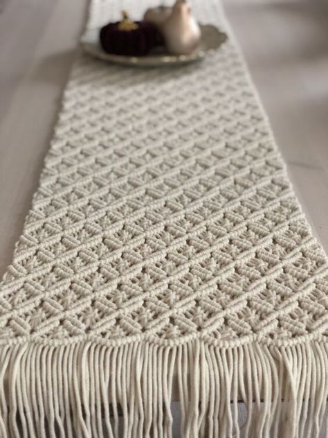 Macrame Rug, Simpul Makrame, Pola Macrame, Macrame Runner, Macrame Table, Macrame Knots Tutorial, Makramee Diy, Macrame Table Runner, Macrame Knots Pattern