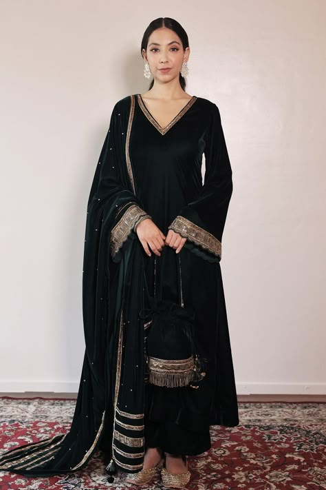 Velvet Pakistani Dress, V Neck Kurta, Velvet Suit Design, डिजाइनर कपड़े, Kurta Palazzo Set, Velvet Embroidery, Stylish Kurtis Design, Velvet Dress Designs, Casual Indian Fashion