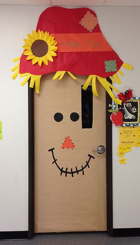 photo Fall Classroom Door, Preschool Door, Halloween Classroom Door, Fall Door Decor, Fall Classroom Decorations, Thanksgiving Classroom, Fall Classroom, School Door Decorations, School Doors