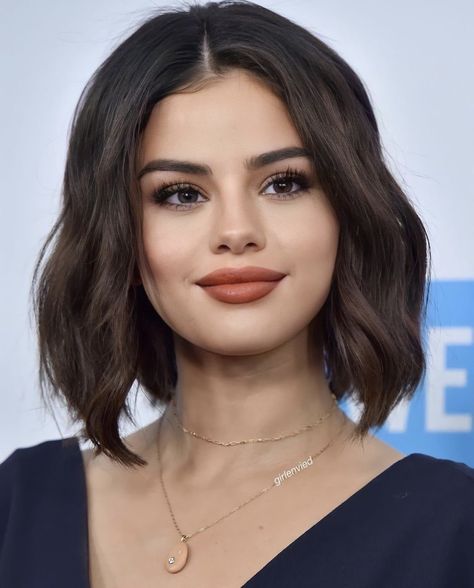 Selena Gomez Short Hair, Selena Gomez Makeup, Selena Gomez Hair, Selena Gomez Photoshoot, Selena Gomez Cute, Selena Gomez Style, Brunette Highlights, Short Hairstyle, Celebrity Makeup