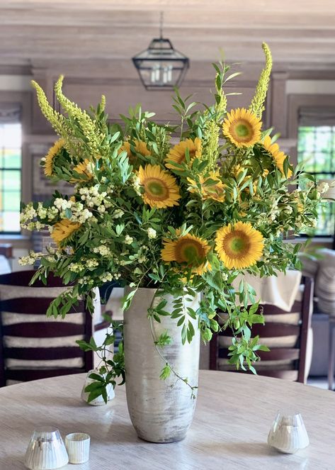 Flora Designs, Bohemian Glamour, Sunflower Photoshoot, Sunflower Arrangements, Deco Champetre, Hydrangea Arrangements, Flower Vase Arrangements, Church Flowers, Modern Flower Arrangements