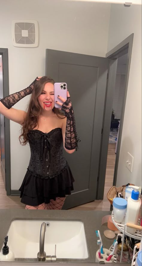 Female Vampire Halloween Costume, Vampire Cowgirl Costume, Dark Vampire Costume, Vampire Costume With Corset, Vampire Costumes Halloween, Halloween Corset Costumes Ideas, Vampire Costume Halloween Women, Vampire Inspo Outfit, Vampire Corset Costume