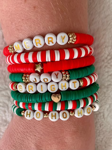 Christmas friendship bracelet. Clay Bead Bracelet Ideas Xmas, Christmas Braclets Ideas Clay Beads, Handmade Christmas Bracelets, Christmas Bracelet Ideas Diy, Xmas Bracelets Clay Beads, Merry Christmas Bracelet, Bracelets For Christmas, Cool Beads Bracelets, Clay Bead Blue Bracelet Ideas