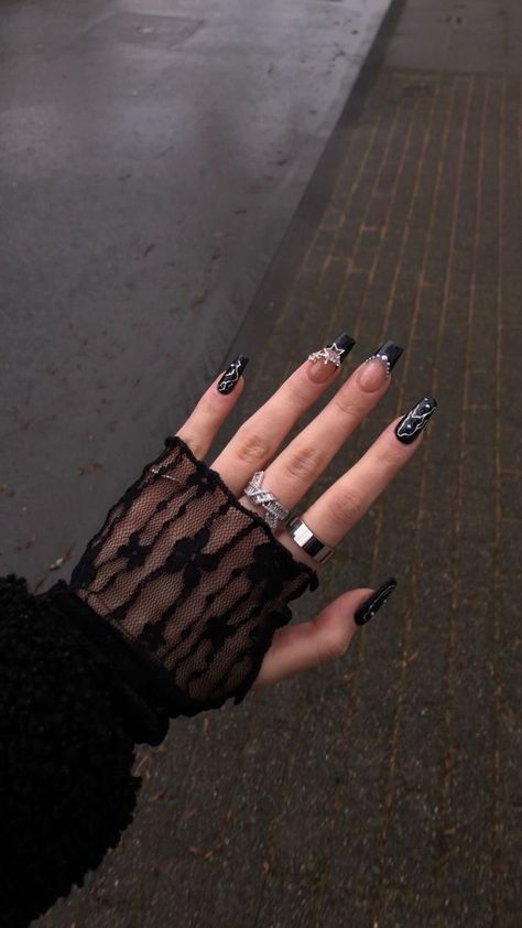 Black Nails Grunge, Silver And Black Nails, Servant Leadership Quotes, Sparkly Black Nails, Black And Silver Nails, Black Prom Nails, Black Silver Nails, Sliver Nails, Douyin Nails