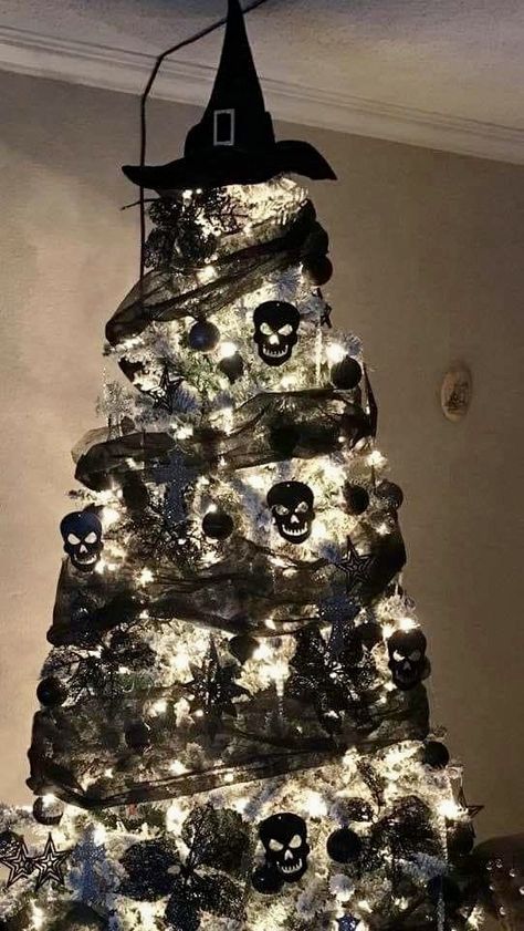 Halloween Black Christmas Tree Ideas, Black Christmas Tree Halloween, Goth Christmas Trees, Halloween Christmas Tree Decorations, Scary Christmas Tree, Gothic Xmas Tree, Halloween Xmas Tree Decorations, Black Christmas Tree Ideas Decorating, Christmas Tree Ghost