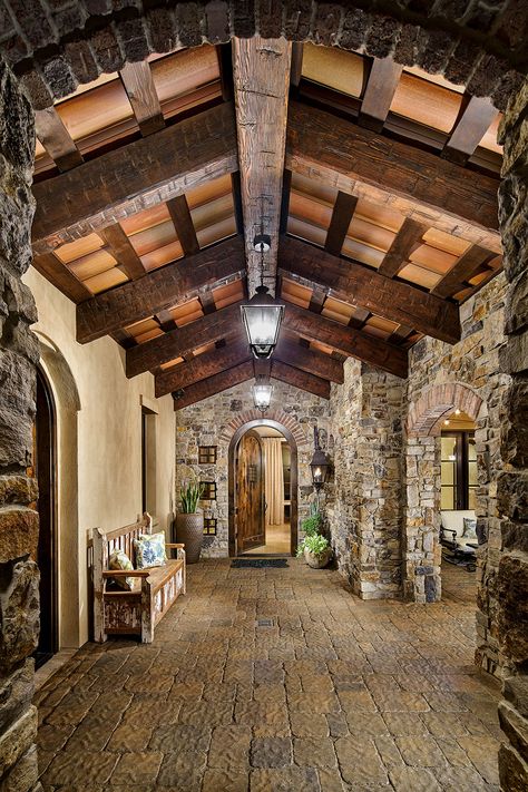 Mediterranean Entryway, Tuscan Style Homes, Hacienda Style Homes, Tuscan Design, Shelves Diy, Tuscan House, Casas Coloniales, Small Bathroom Ideas Modern, Spanish Style Homes