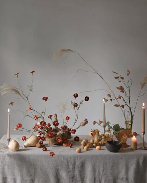 Permission to grab an apple cider cocktail while perusing these cozy fall centerpieces for micro weddings and intimate dinner parties granted. I mean... the luxe life has no limits, am I right? Fall Wedding Tables, Wedding Ideas On A Budget, Autumn Table, Fall Tablescapes, Fall Wedding Ideas, Floral Studio, Floral Photo, Deco Floral, Fall Centerpiece