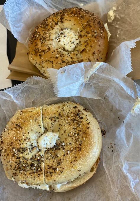 Everything Bagels Aesthetic, Everything Bagel And Cream Cheese, Bagel And Cream Cheese Aesthetic, Bagel Astetic, Everything Bagel With Cream Cheese, Everything Bagel Aesthetic, Bagel With Cream Cheese Aesthetic, Sweet Bagel Ideas, Bagel Aestethic