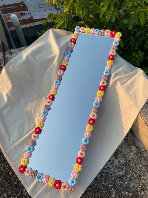 Aesthetic Flower Mirror, Mirror Design Ideas Diy, Mirror Clay Decor, Clay Mirror Frame Flower, Polymer Clay Mirror Frame, Flower Clay Mirror, Diy Flower Mirror Frame, Mirror Diy Frame Ideas, Mirror Clay Art