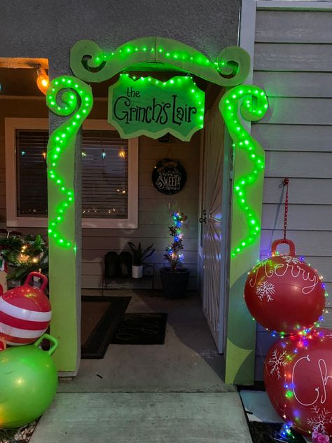 Grinch Yard Decorations, Whoville Christmas Decorations, O Grinch, Grinch Crafts, Christmas Door Decorating Contest, Grinch Decorations, Grinch Christmas Party, Whoville Christmas, Grinch Christmas Tree