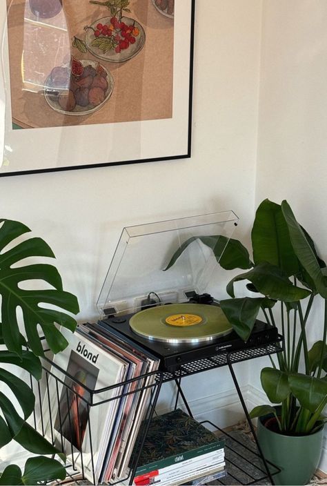 Dream Apartment Decor, Future Apartment Decor, Apartment Decor Inspiration, Apartment Inspiration, Room Inspiration Bedroom, Record Player, Dream House Decor, Room Aesthetic, Aesthetic Room Decor