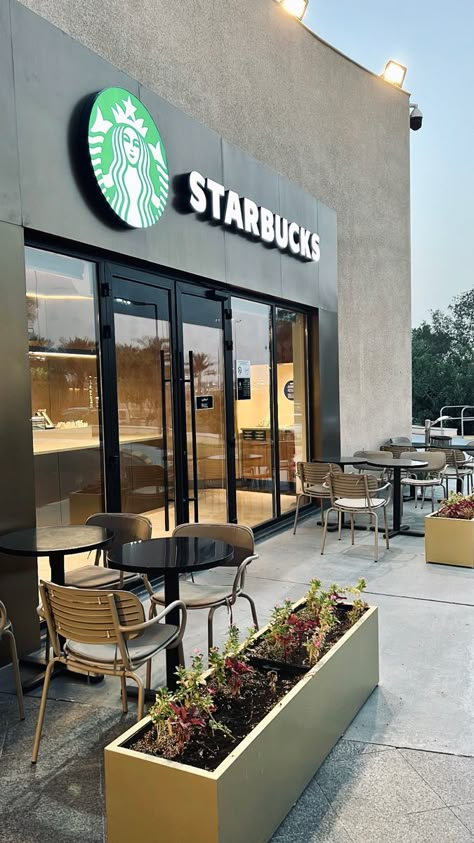 Starbucks Shop Design, Starbucks Outside, Starbucks Cafe Aesthetic, Starbucks Bloxburg, Starbucks Building, Starbucks Cafeteria, Starbucks Restaurant, Aesthetic Starbucks Coffee, Starbucks Inside