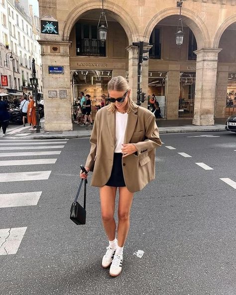 Basic fash • Instagram Outfits Sambas, Paris Trip Outfits, London Outfits, Sambas Adidas, Looks Adidas, Japan Outfits, Parisian Outfits, Adidas Samba Outfit, Trip Outfit