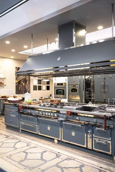 Chefs Kitchen Design, Officine Gullo, Commercial Kitchen Design, Modern Kitchen Design Black, Kitchens Design, Dream Kitchens Design, Mansion Interior, Luxury Kitchen Design, White Modern Kitchen