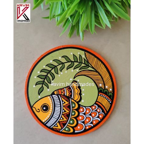 Kalamkari Fish Painting, Round Canvas Painting Ideas Wall Art, Madhubani Coaster Designs, Round Madhubani Art, Madhubani Painting Fish Design, Madhubani Art Design Easy, Mithila Painting Design, Plate Painting Ideas Indian, Madhubani Fish Design