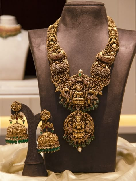 Bridal Gold Long Haram Designs, Bridal Antique Jewellery Sets, Nakshi Jewellery Antiques, Middle Haram Gold Designs Latest, Antique Pendants Gold Indian, Gold Jewelry Haram, Wedding Jewellery Collection For Bride, Temple Jewelry Necklace Antique Gold, Long Necklace Gold Indian Bridal