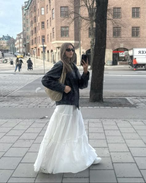 White Skirt Ideas, White Skirt Winter, Tiered Skirt Outfit, Winter Maxi Skirt Outfit, Winter Outfits White, Winter Europe Outfits, White Maxi Skirt Outfit, Outfits Long Skirt, Maxi Skirt Outfit Summer