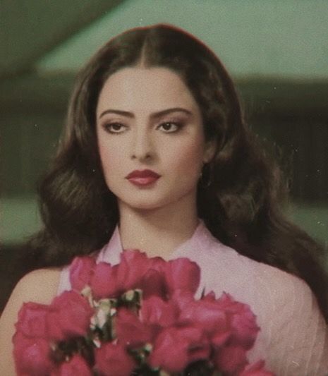 Rekha Ji, Rekha Actress, Bollywood Makeup, Vintage Bollywood Aesthetic, South Asian Aesthetic, 90s Bollywood Aesthetic, Bollywood Aesthetic, Doing Makeup, Retro Bollywood