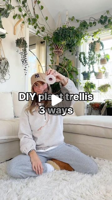 Wire Trellis Diy Indoor, Hanging Plant Trellis, Wire Hanger Trellis Diy, Wire For Climbing Plants, Diy Planting Ideas, Diy Copper Plant Trellis, Plant Chain Trellis, Indoor Pothos Trellis, Diy Hoop Trellis