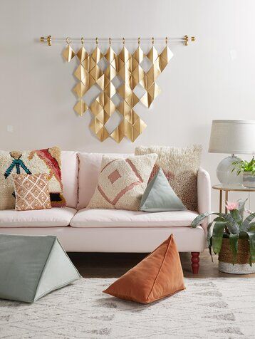 gold-wall-hanging-above-pink-sofa-371bda80 Wall Decor Above Couch, Decor Above Couch, Cheap Diy Wall Art, Diy Textured Wall, Diy Textured Wall Art, Brass Wall Art, Diy Wall Design, Koti Diy, Gold Wall Decor