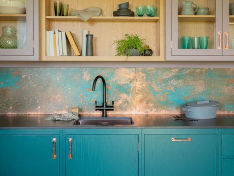 Splashback statements - an expert guide to choosing and using kitchen splashbacks Metal Backsplash Kitchen, Kitchen Credenza, Kitchen Backsplash Trends, Armac Martin, Latest Kitchen Designs, Blue Kitchen Cabinets, Kitchen Backsplash Designs, Kitchen Splashback, Backsplash Designs