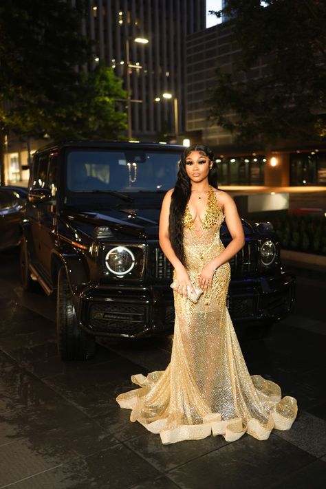 Gold Dresses For Prom, Prom Looks Black Women, Gold Prom Dresses Black Women, Jayda Outfits, Baddie Prom Dresses, Prom Black People, Prom Shoot, Sequin Mermaid Prom Dress, Prom Styles